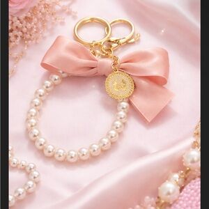 🚨5 for 25🚨Pearl and Pink Satin Bow Keychain